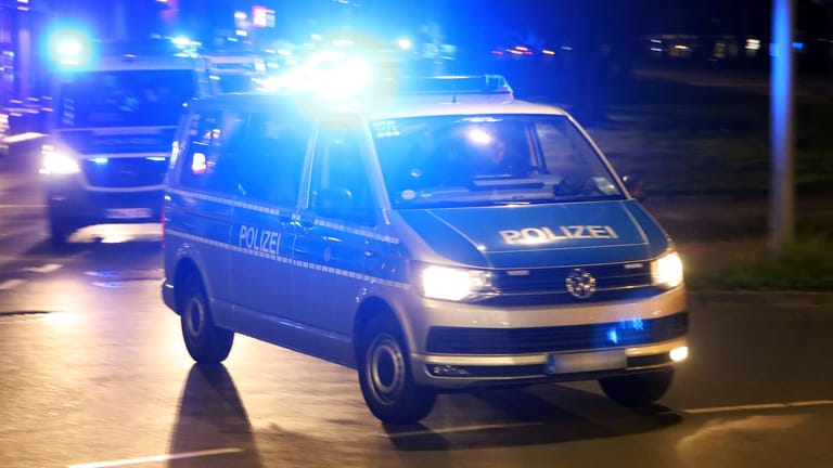 Polizeiwagen in Berlin (Symbolbild): In Neukölln wurde ein Mann mit einem Messer verletzt.