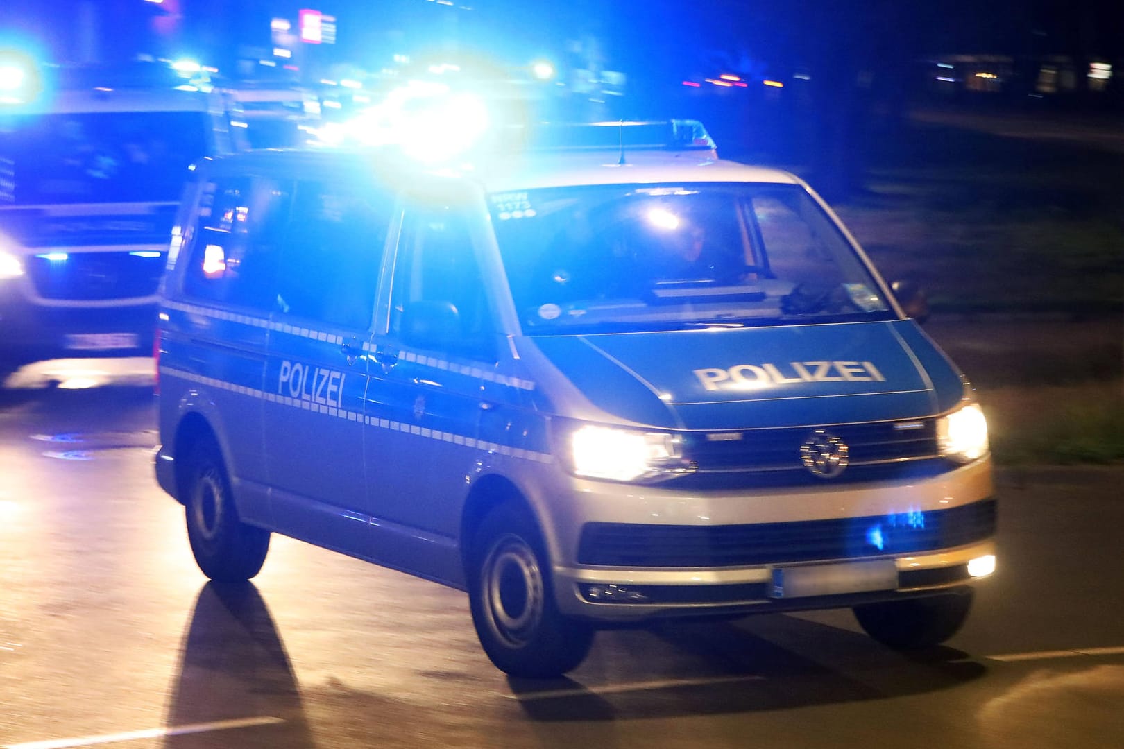 Polizeiwagen in Berlin (Symbolbild): In Neukölln wurde ein Mann mit einem Messer verletzt.