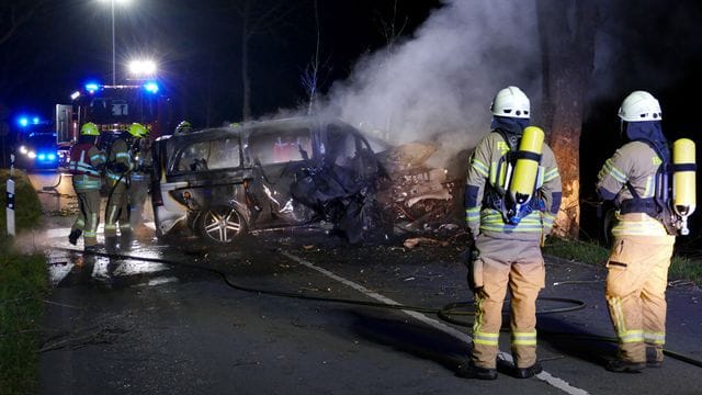 Laut Polizei waren drei junge Männer in einem Lieferwagen in einer Kurve von der Straße abgekommen und gegen einen Baum geprallt. Laut Polizei waren drei junge Männer in einem Lieferwagen in einer Kurve von der Straße abgekommen und gegen einen Baum geprallt.