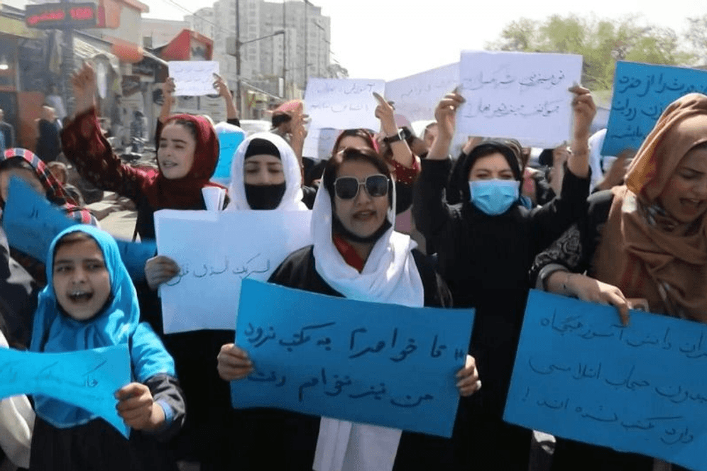 Proteste in Kabul: Frauen und Mädchen gingen in der afghanischen Hauptstadt auf die Straße.