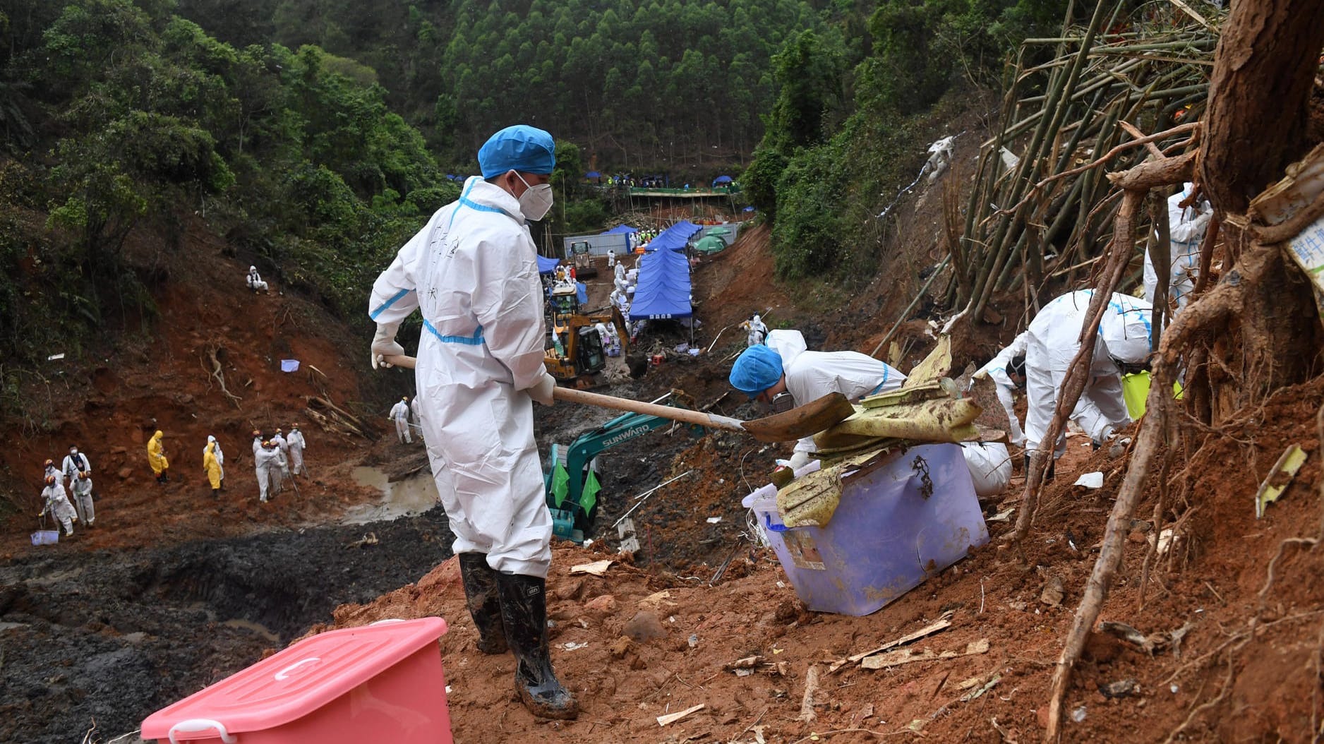 China, Region Guangxi: Bei den Bergungsarbeiten suchen Einsatzkräfte weiterhin nach dem Daten-Flugschreiber, der Aufschluss über die Unglücksursache geben soll.