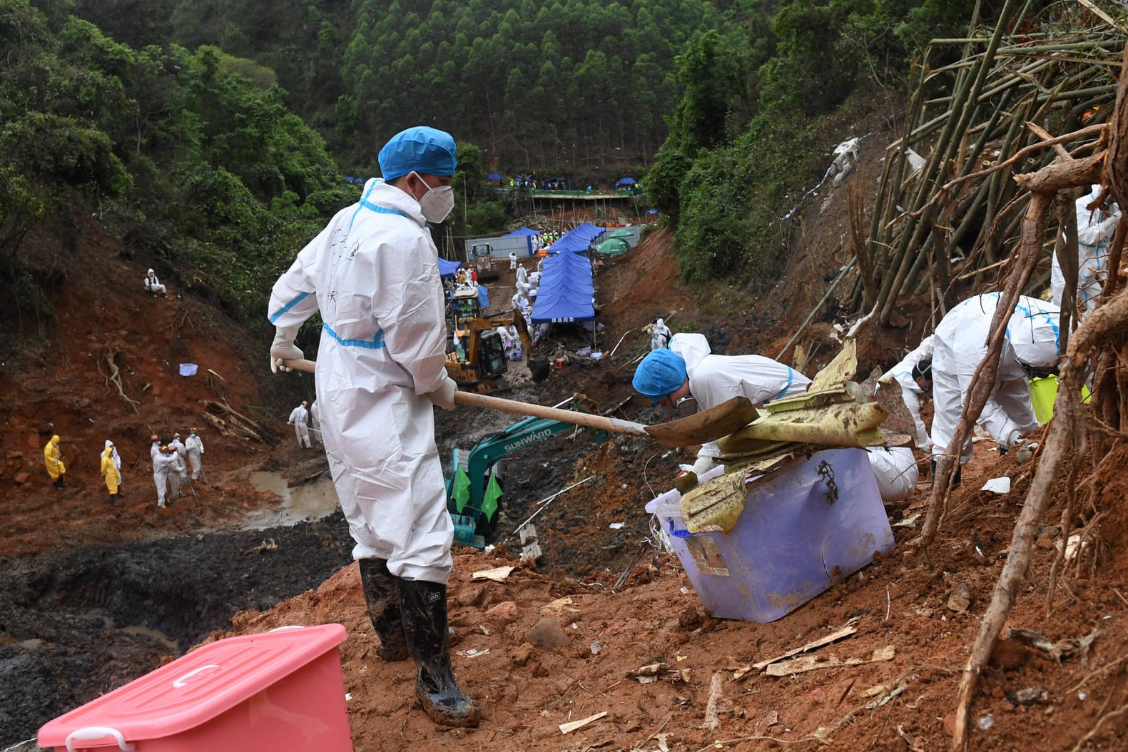 China, Region Guangxi: Bei den Bergungsarbeiten suchen Einsatzkräfte weiterhin nach dem Daten-Flugschreiber, der Aufschluss über die Unglücksursache geben soll.