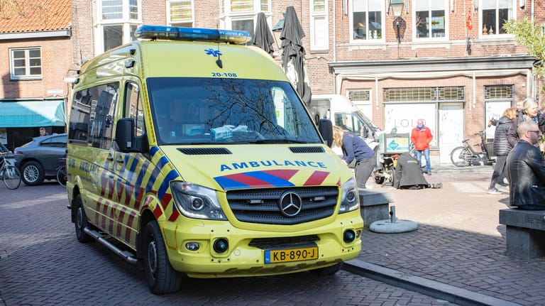 Rettungswagen in Breda, Niederlande (Symbolbild): Der Zahnarzt wurde bei der Attacke leicht verletzt.