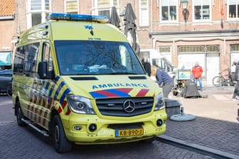 Rettungswagen in Breda, Niederlande (Symbolbild): Der Zahnarzt wurde bei der Attacke leicht verletzt.
