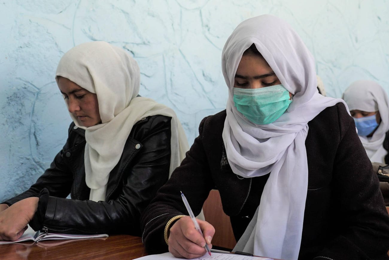 Schülerin in einer afghanischen Oberschule (Archivbild): In vielen Provinzen in Afghanistan dürfen Mädchen aktuell nur bis zur sechsten Klasse die Schule besuchen.