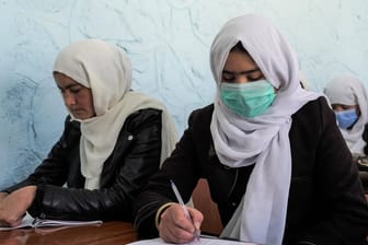 Schülerin in einer afghanischen Oberschule (Archivbild): In vielen Provinzen in Afghanistan dürfen Mädchen aktuell nur bis zur sechsten Klasse die Schule besuchen.