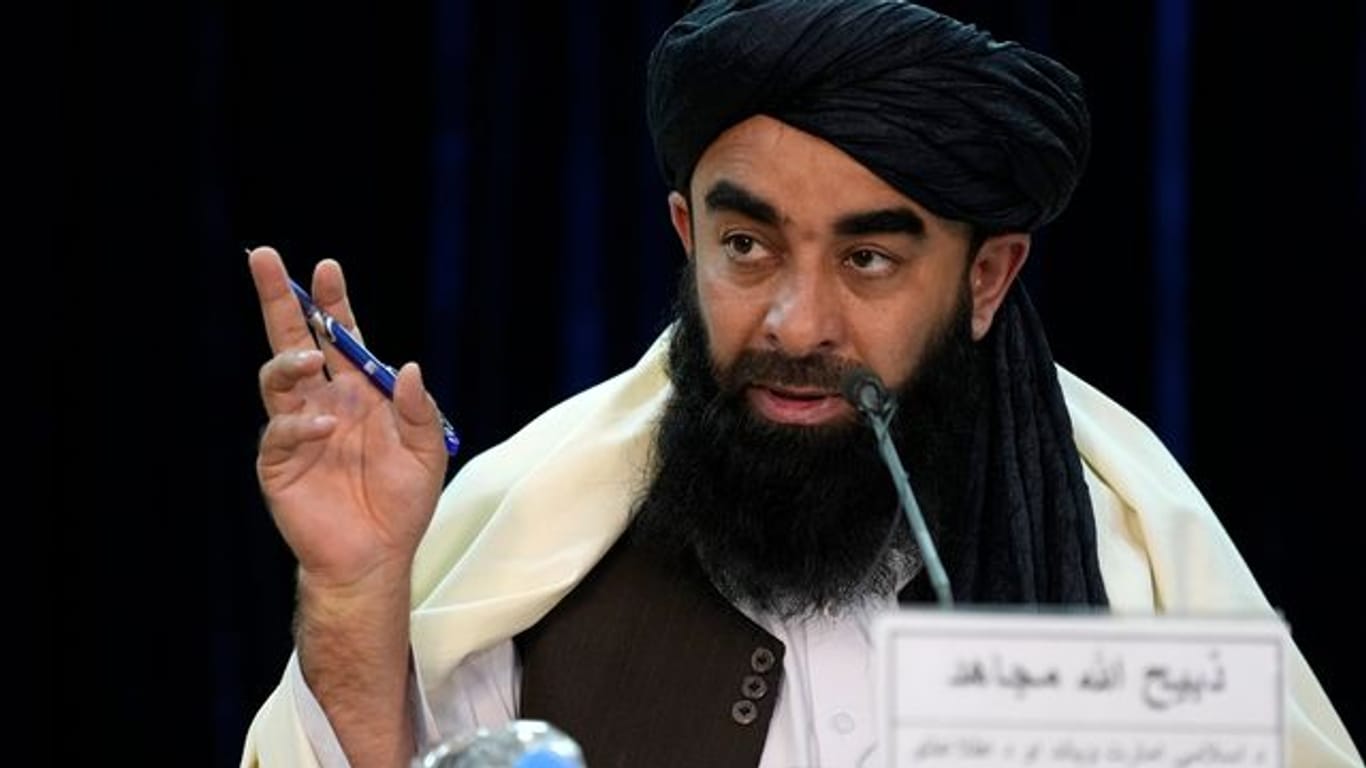 Taliban-Sprecher Sabiullah Mudschahid während einer Pressekonferenz.