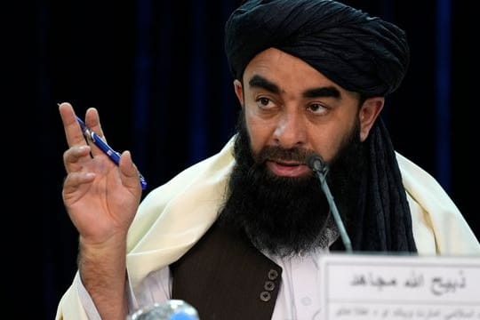 Taliban-Sprecher Sabiullah Mudschahid während einer Pressekonferenz.