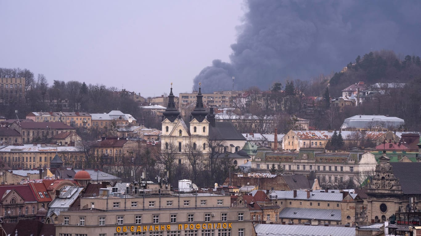 Lwiw, Ukraine: Drei Explosionen erschütterten nach ukrainischen Angaben den Osten der Stadt.