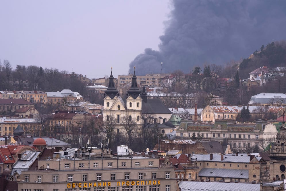 Lwiw, Ukraine: Drei Explosionen erschütterten nach ukrainischen Angaben den Osten der Stadt.