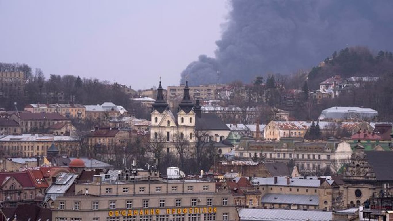 Rauch steigt in Lwiw im Westen der Ukraine auf.