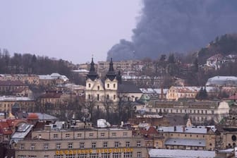 Rauch steigt in Lwiw im Westen der Ukraine auf.