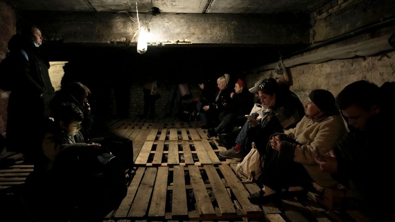 Menschen in Lwiw suchen in einem Keller Schutz vor Explosionen. Menschen in Lwiw suchen in einem Keller Schutz vor Explosionen.
