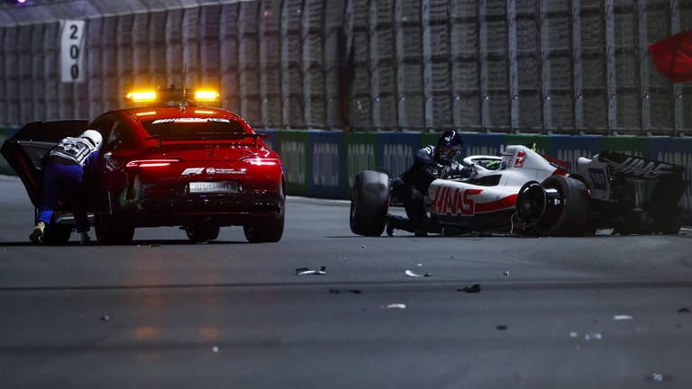 Kurz nach dem Crash: Der zerstörte Haas von Mick Schumacher (r.), links das Medical Car.