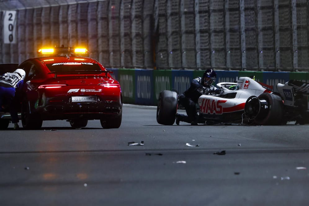 Kurz nach dem Crash: Der zerstörte Haas von Mick Schumacher (r.), links das Medical Car.