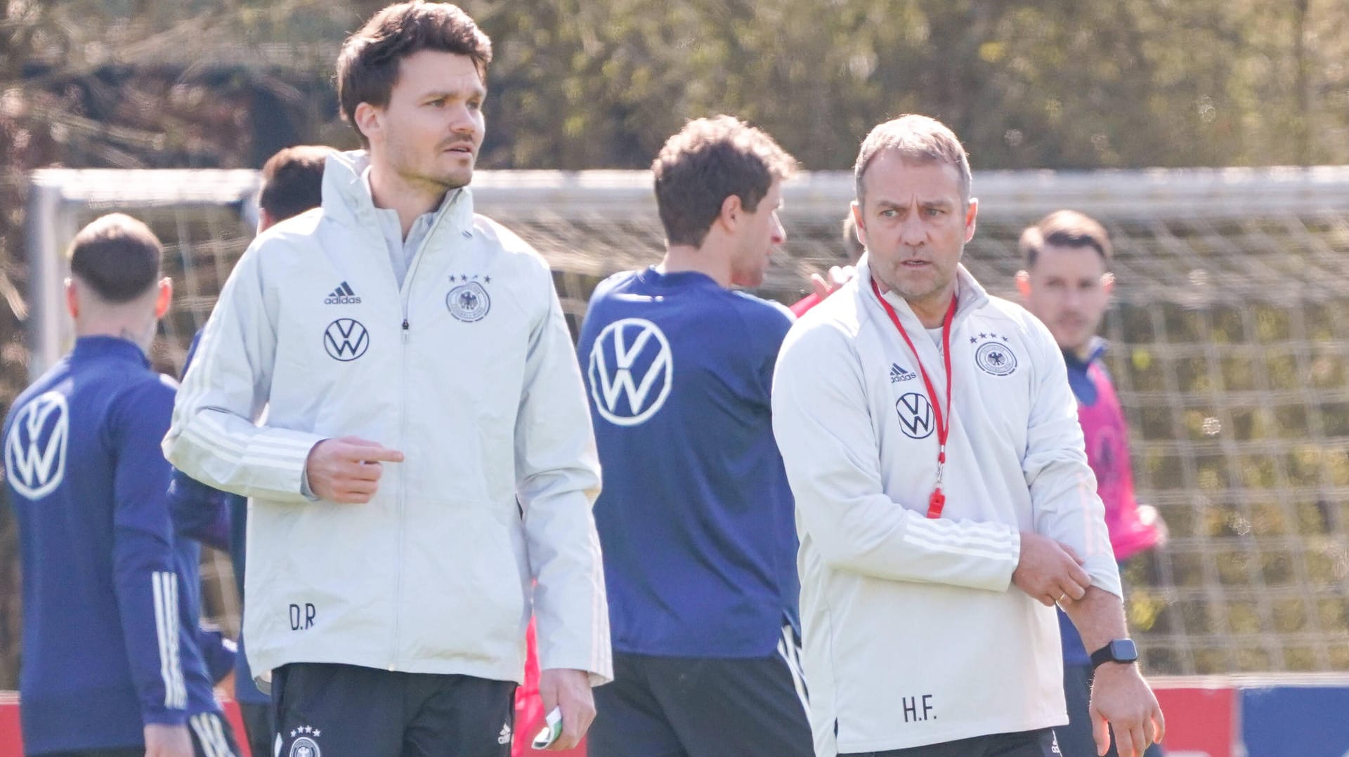 Hansi Flick (r.) und sein Assistent Danny Röhl müssen auf alles gefasst sein.