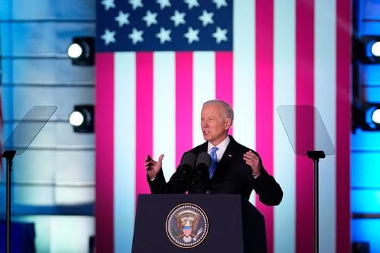 US-Präsident Joe Biden hält eine Rede im Warschauer Königsschloss.