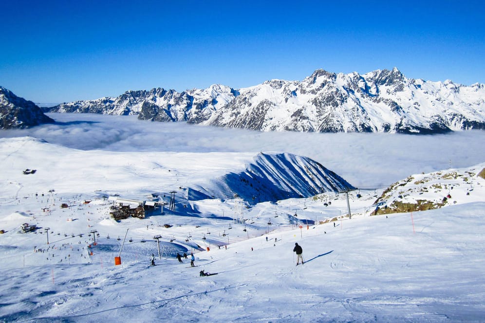 Französische Alpen (Symbolbild): Nachdem fünf von ihnen mit Vergiftungserscheinungen ins Krankenhaus eingeliefert worden, brach eine niederländische Reisegruppe ihren Skiurlaub vorzeitig ab.