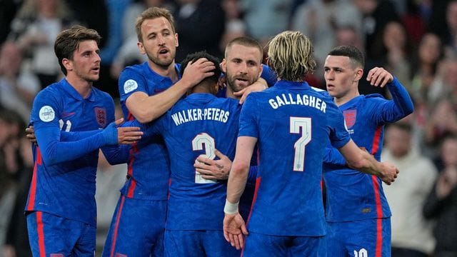 Englands Luke Shaw (M) feiert mit seinen Mannschaftskameraden das Tor zum 1:1-Ausgleich. Englands Luke Shaw (M) feiert mit seinen Mannschaftskameraden das Tor zum 1:1-Ausgleich.