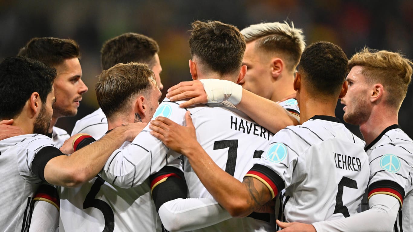 Jubeltraube: Die DFB-Spieler freuen sich über den 1:0-Treffer gegen Israel durch Kai Havertz.