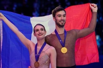 Gabriella Papadakis und Guillaume Cizeron mit ihren Goldmedaillen während der Siegerehrung.