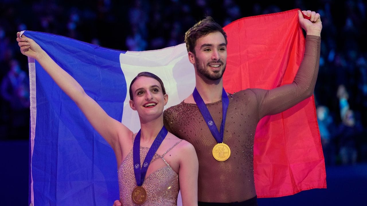 Gabriella Papadakis und Guillaume Cizeron mit ihren Goldmedaillen während der Siegerehrung. Gabriella Papadakis und Guillaume Cizeron mit ihren Goldmedaillen während der Siegerehrung.