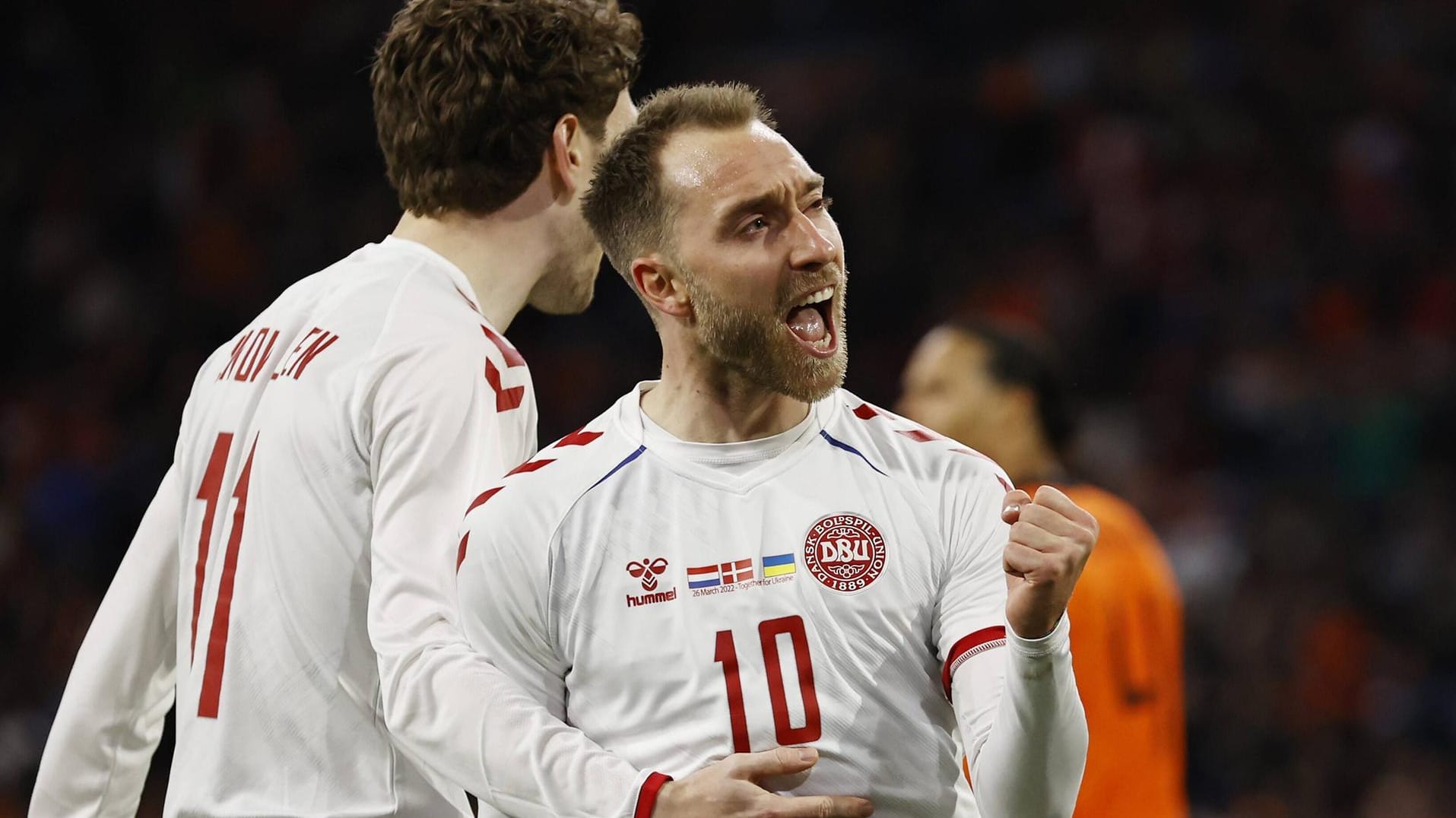 Christian Eriksen jubelt mit Teamkollege Anders Skov Olsen: Der dänische Nationalspieler traf kurz nach seiner Einwechslung.