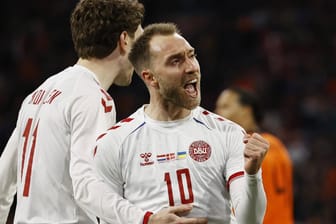 Christian Eriksen jubelt mit Teamkollege Anders Skov Olsen: Der dänische Nationalspieler traf kurz nach seiner Einwechslung.
