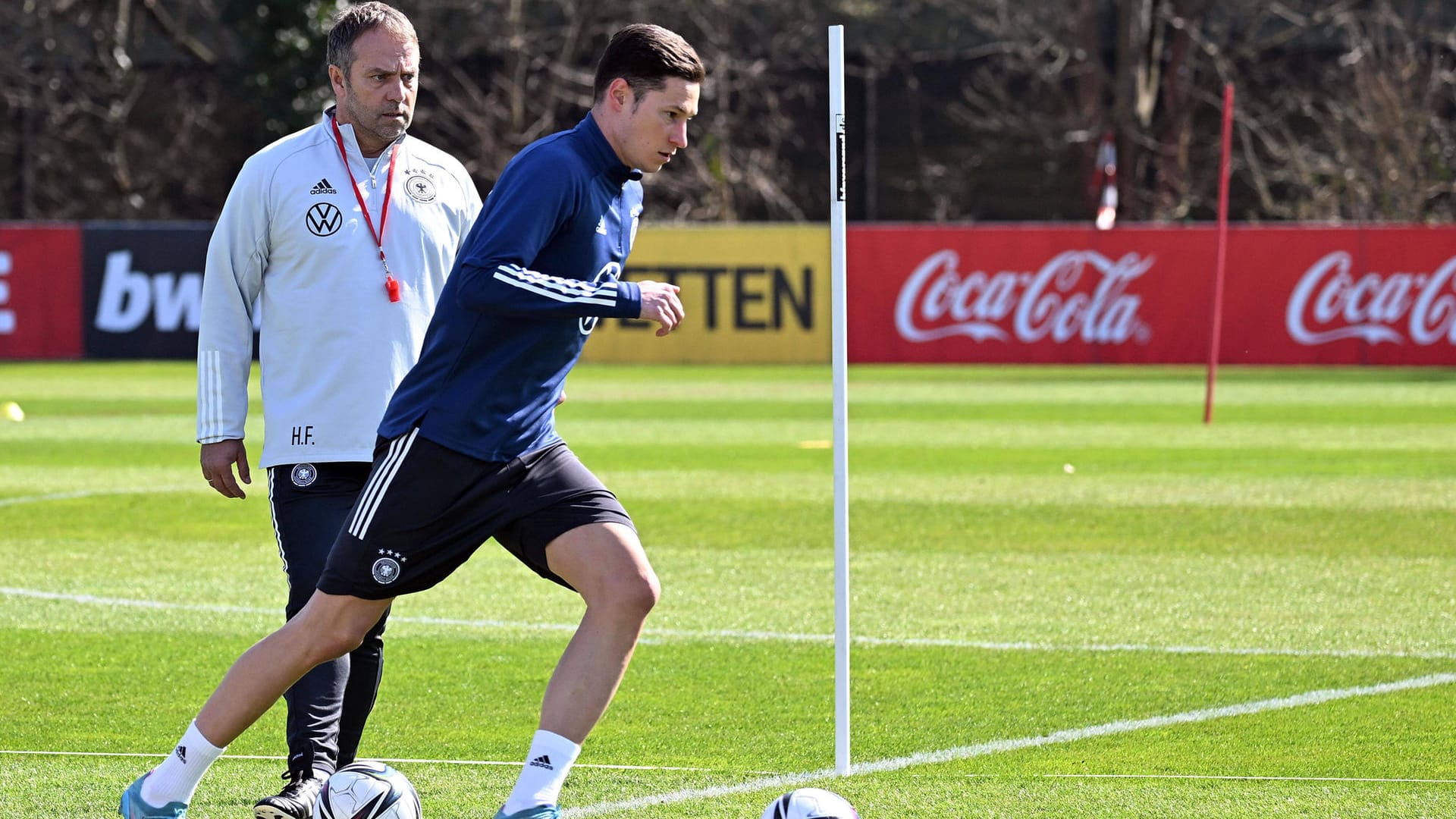 Im Training schaute Hansi Flick (l.) bei Julian Draxler genau hin.