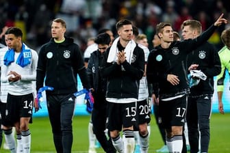 Die deutschen Nationalspieler feiern den Sieg mit den Zuschauern.
