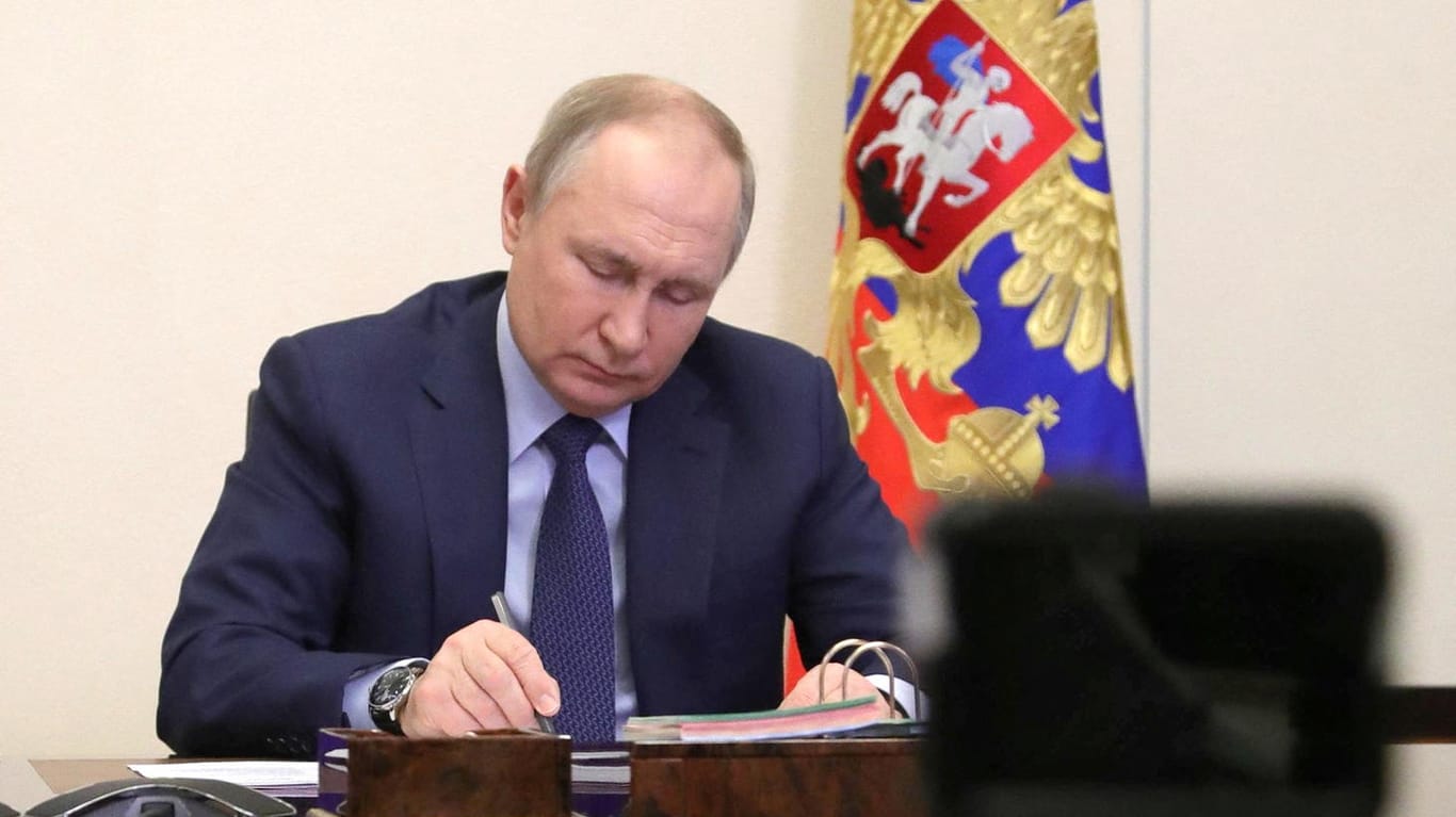 Wladimir Putin macht sich Notizen (Archivbild): Großbritannien will den Druck auf ihn erhöhen.