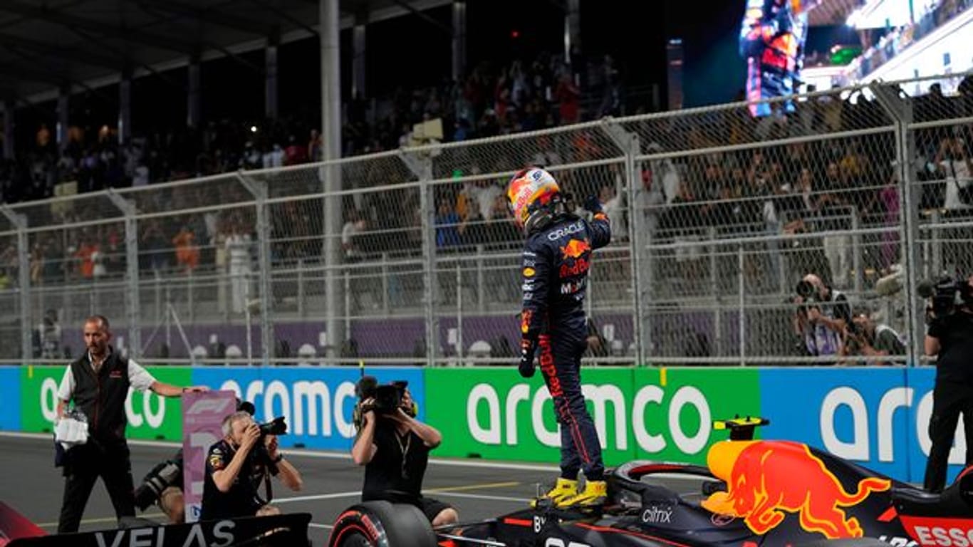 Der Mexikaner Sergio Perez startet mit dem Red-Bull-Boliden von der Pole Position in das Rennen.