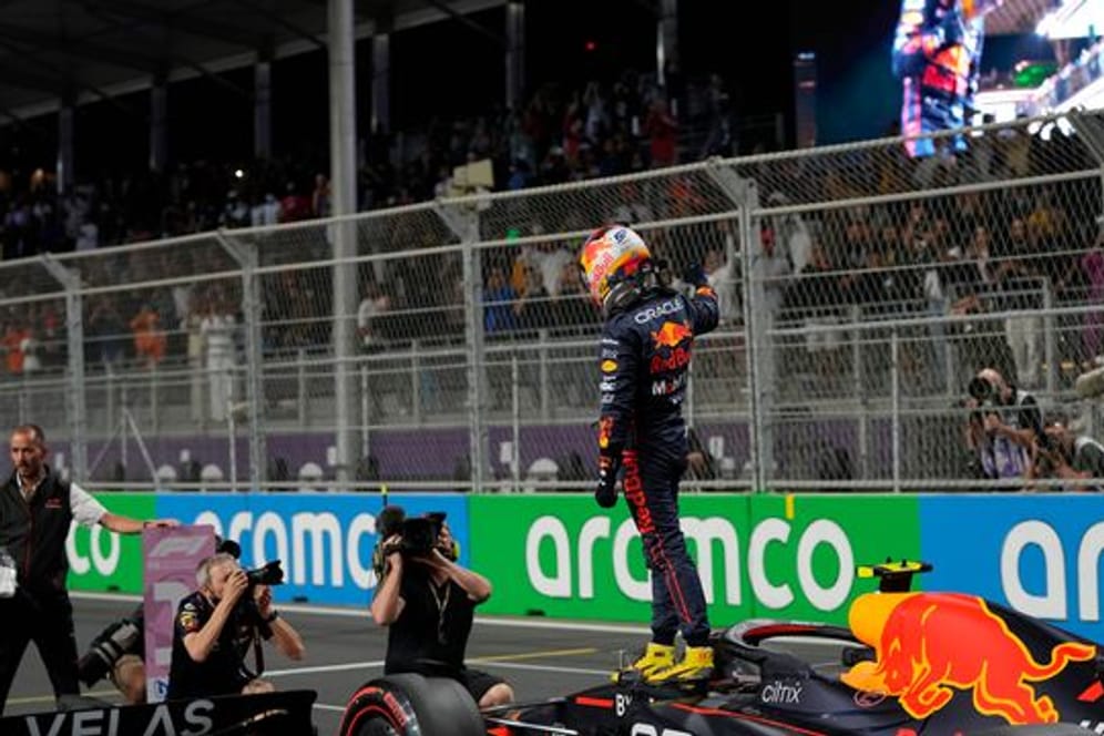 Der Mexikaner Sergio Perez startet mit dem Red-Bull-Boliden von der Pole Position in das Rennen.