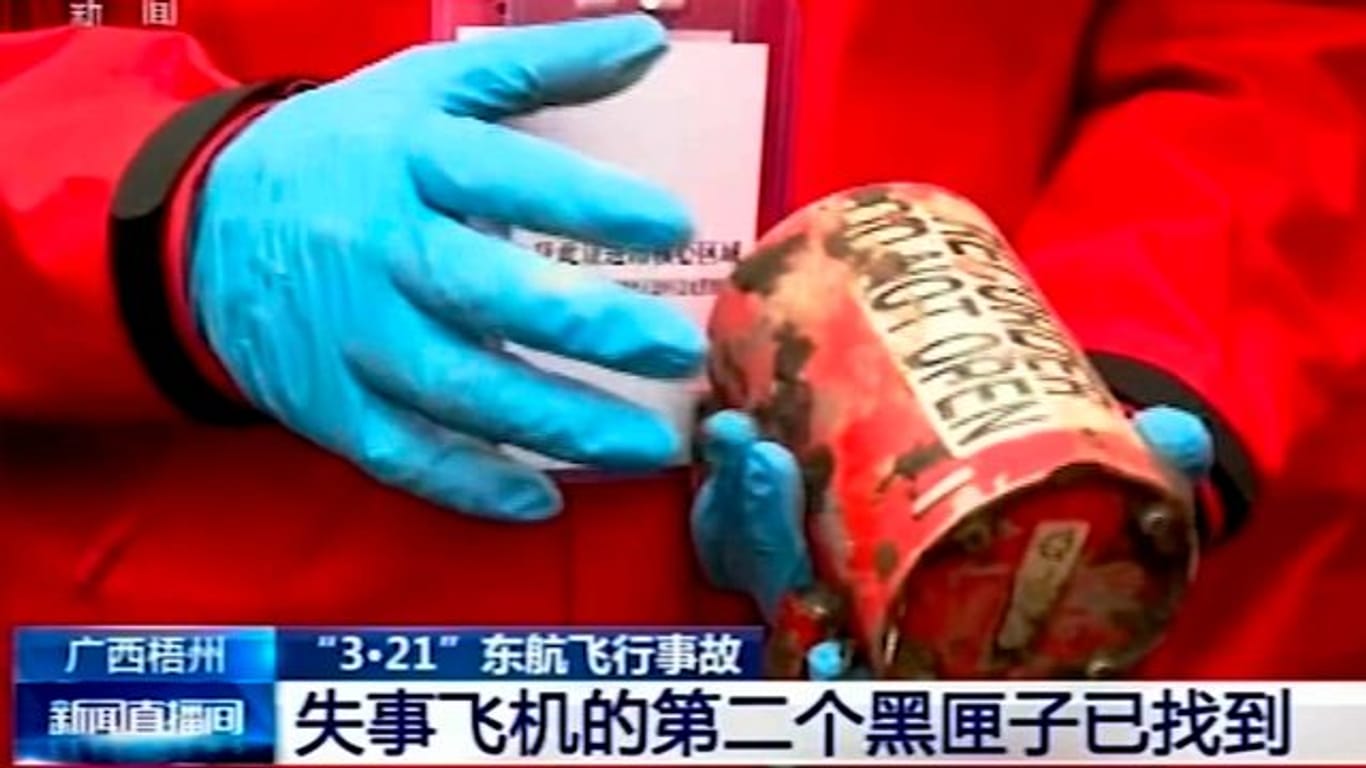 Videoaufnahmen des chinesischen Fernsehsenders CCTV zeigen den gefundenen Flugschreiber.