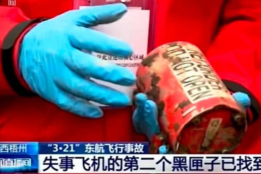 Videoaufnahmen des chinesischen Fernsehsenders CCTV zeigen den gefundenen Flugschreiber.