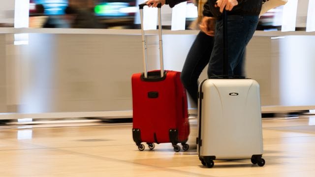 Reisende am Flughafen BER Reisende am Flughafen BER