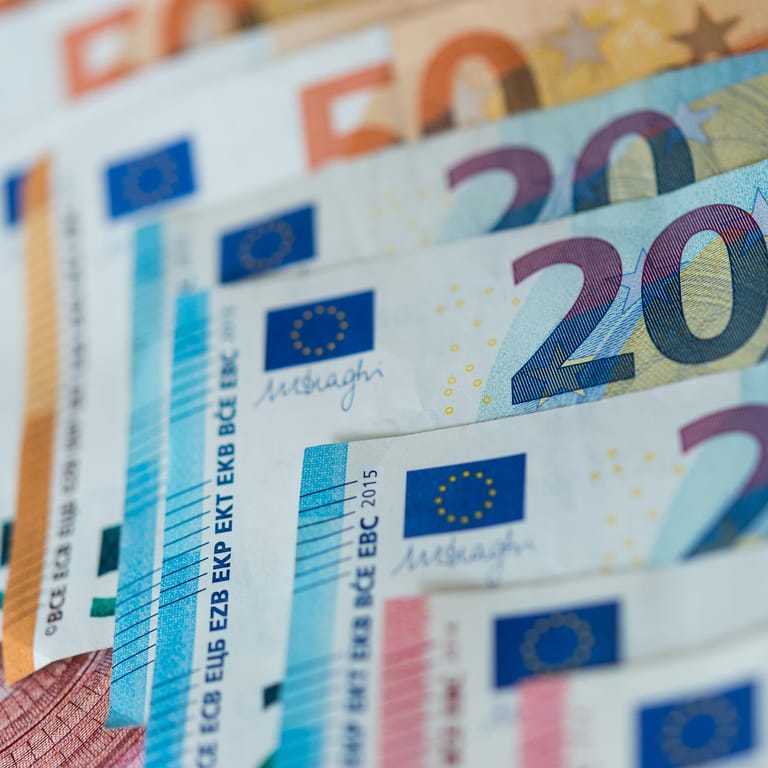 Euroscheine (Symbolbild): Die Energiepreispauschale soll jedem einkommensteuerpflichtigen Arbeitnehmer zugutekommen, der in den Steuerklassen 1 bis 5 einsortiert ist.