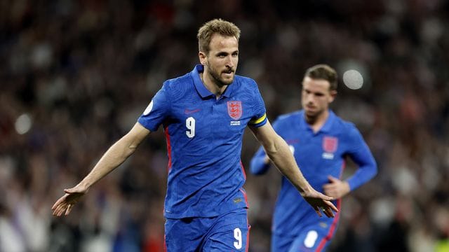 Harry Kane (vorn) jubelt über sein Tor für England zum 2:1 gegen die Schweiz.