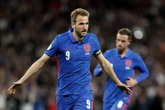 Harry Kane (vorn) jubelt über sein Tor für England zum 2:1 gegen die Schweiz.