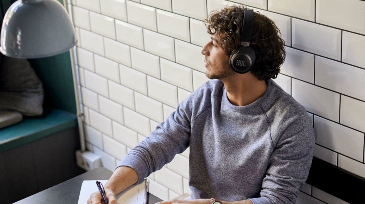 Günstiger als heute war der Over-Ear-Kopfhörer von JBL mit Bluetooth und Noise Cancelling noch nie.