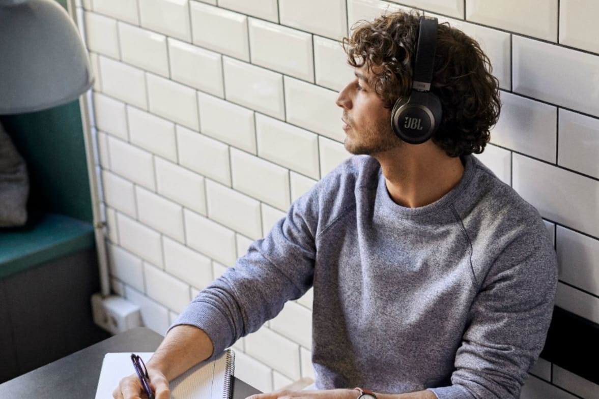 Günstiger als heute war der Over-Ear-Kopfhörer von JBL mit Bluetooth und Noise Cancelling noch nie.