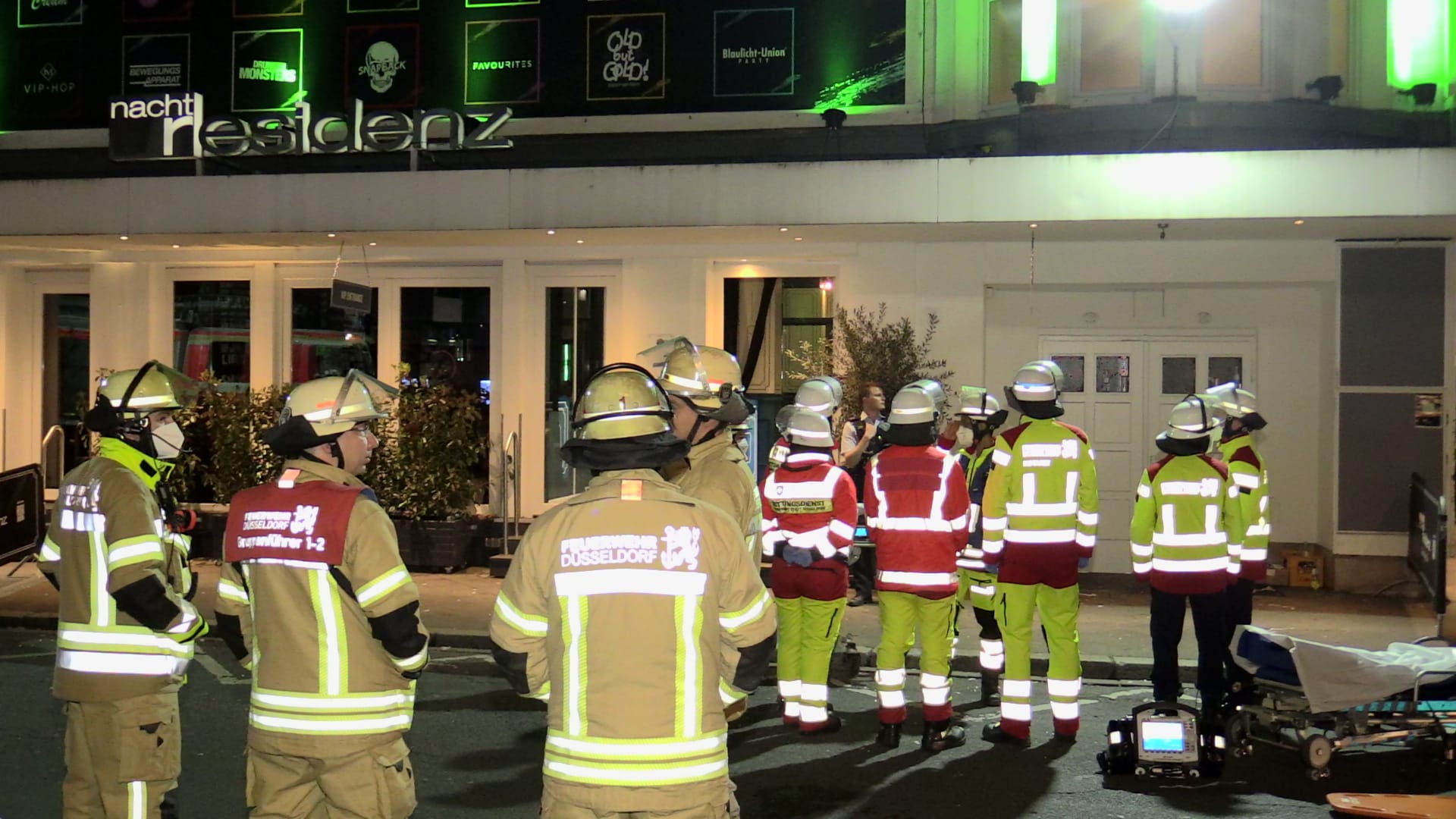 Feuerwehr im Einsatz in Düsseldorf: Am frühen Morgen stürzte in einem Nachtklub die Decke ein. Feuerwehr im Einsatz in Düsseldorf: Am frühen Morgen stürzte in einem Nachtklub die Decke ein.
