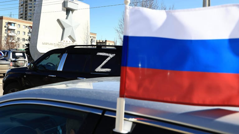 Das "Z"-Symbol auf einem Auto bei einer Parade im russischen Wolgograd Anfang März.