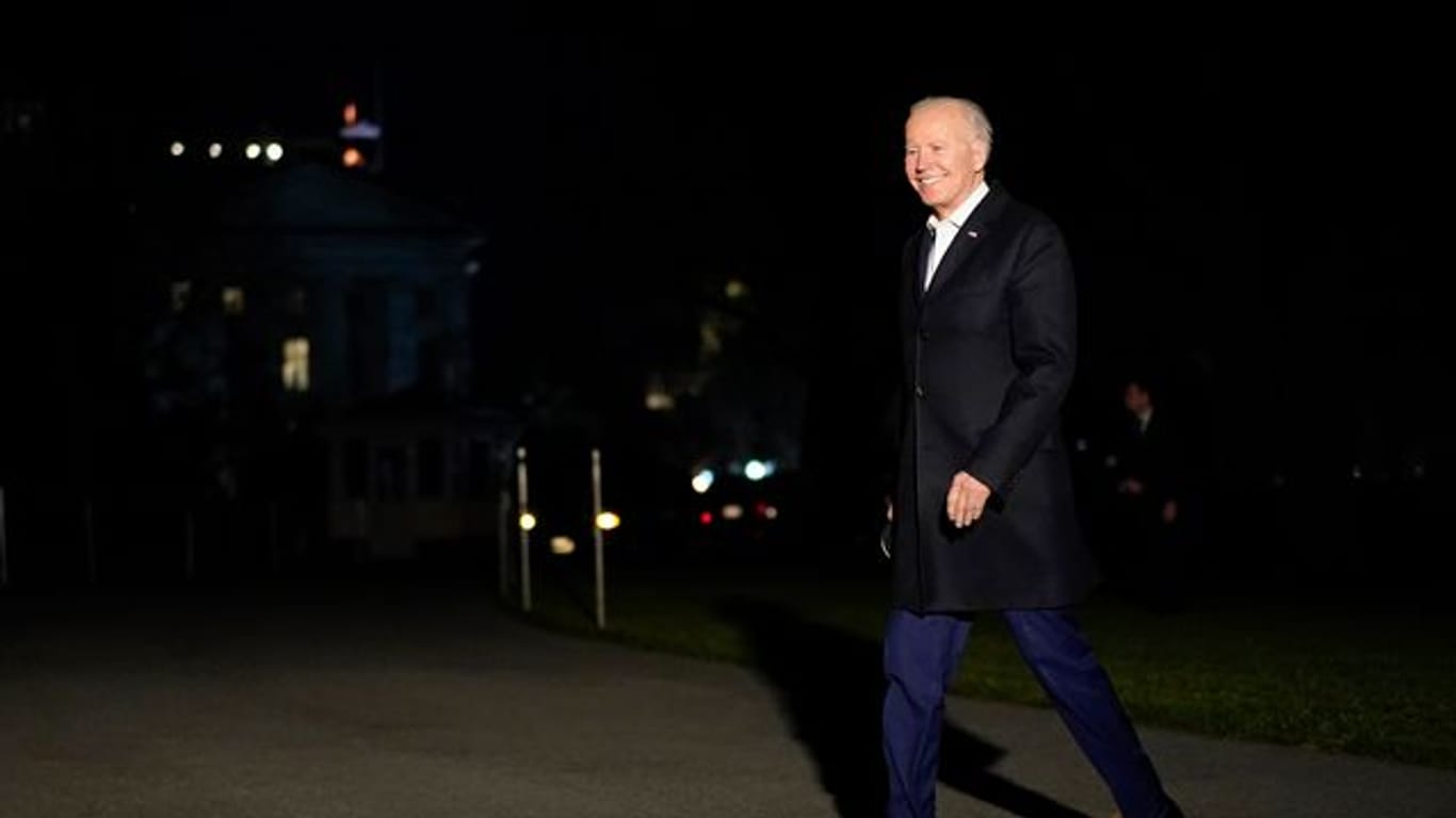 US-Präsident Joe Biden lächelt, als er nach seiner viertägigen Europareise mit der Marine One auf dem South Lawn in Washington am Weißen Haus eintrifft.