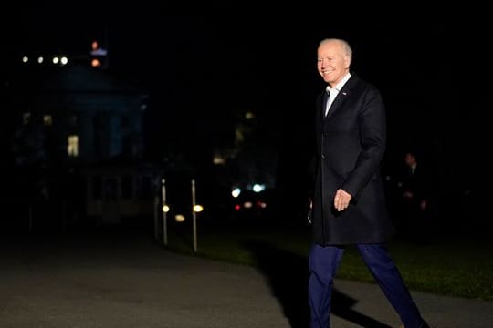 US-Präsident Joe Biden lächelt, als er nach seiner viertägigen Europareise mit der Marine One auf dem South Lawn in Washington am Weißen Haus eintrifft.