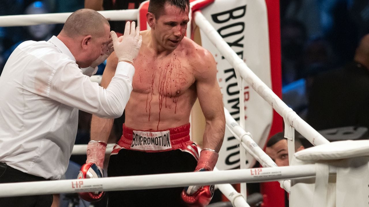 Ein Cut über dem linken Auge von Felix Sturm blutet und hätte fast zum Technischen K. Ein Cut über dem linken Auge von Felix Sturm blutet und hätte fast zum Technischen K.