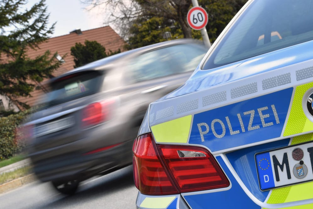 Polizeiauto in München (Symbolfoto): Die Polizei verfolgte am Samstag in München einen Mode-Dieb.