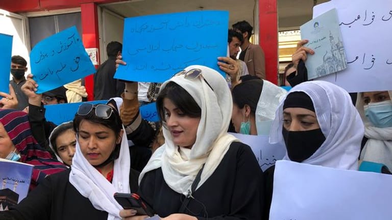 Frauen halten bei einer Demonstration Transparente und Schilder hoch, während sie gegen die Einschränkung der Frauenrechte durch die militant-islamistischen Taliban protestieren.