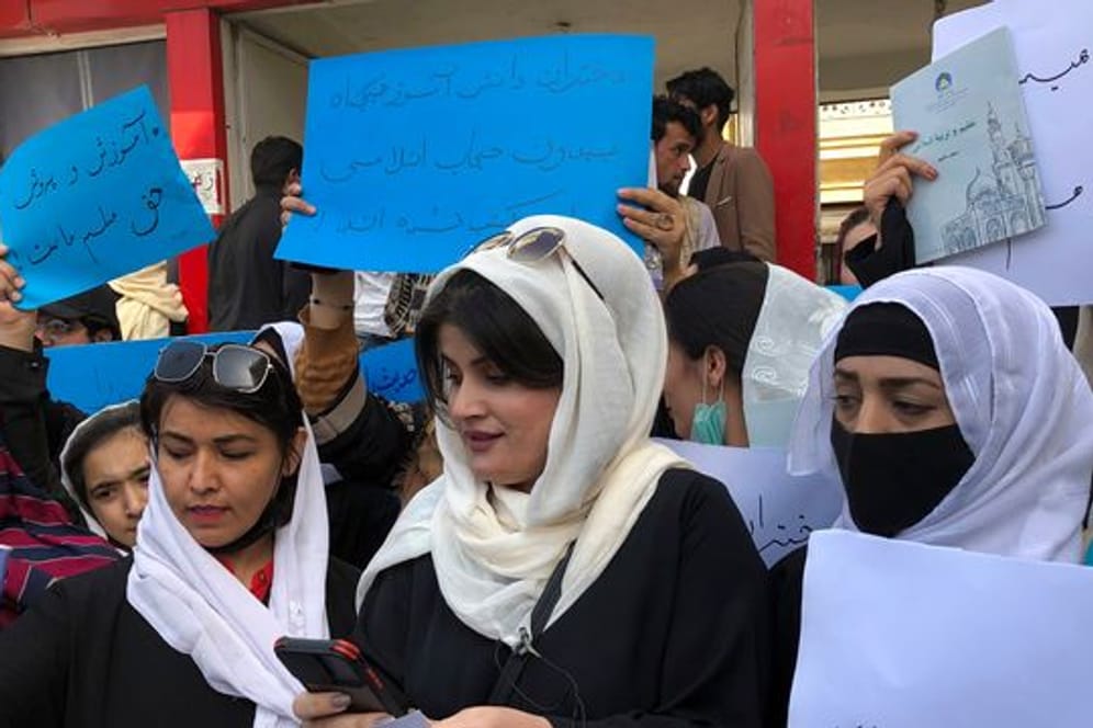 Frauen halten bei einer Demonstration Transparente und Schilder hoch, während sie gegen die Einschränkung der Frauenrechte durch die militant-islamistischen Taliban protestieren.