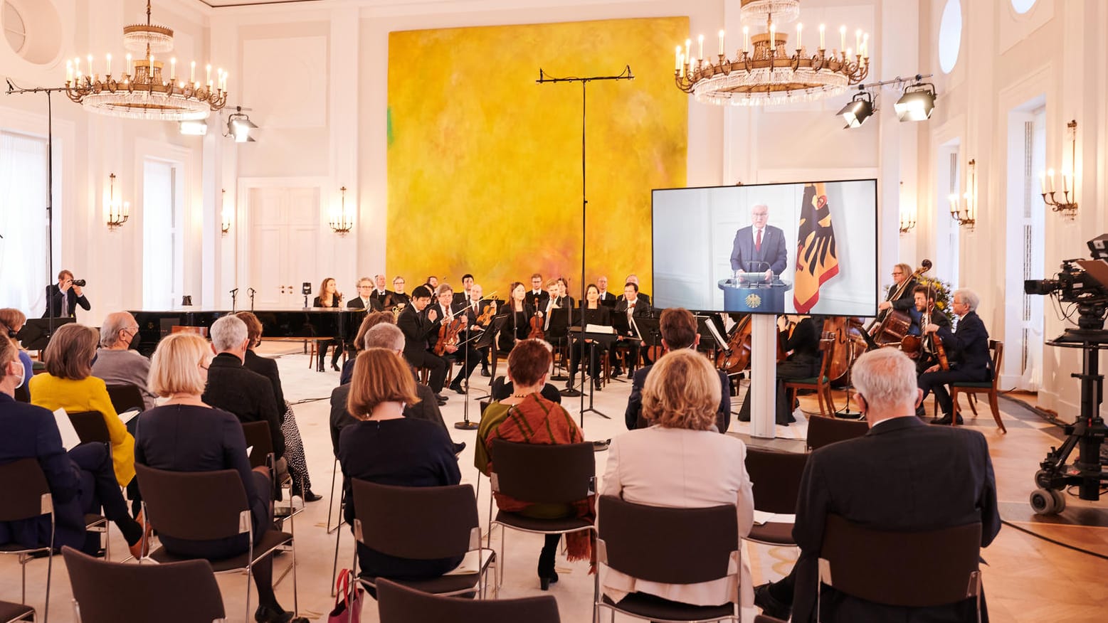 Konzert im Schloss Bellevue: Wegen einer Corona-Erkrankung sprach der Bundespräsident Steinmeier über eine Videoleinwand zu den Gästen. Konzert im Schloss Bellevue: Wegen einer Corona-Erkrankung sprach der Bundespräsident Steinmeier über eine Videoleinwand zu den Gästen.